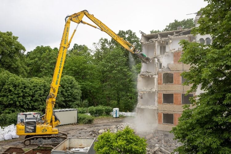 Abrissarbeiten am alten Wohnheim in der Richard-Wagner-Straße (Bild: Landkreis Spree-Neiße)