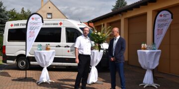 Der Präsident des Kreisverbandes Thomas Trobisch (l.) gratuliert dem neuen Geschäftsführer Jens Zwanzig (r.) (Bild: DRK-KV Bad Liebenwerda/Dunja Petermann)