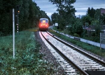 ODEG-Triebwagen auf der Bahnstrecke bei Kiekebusch