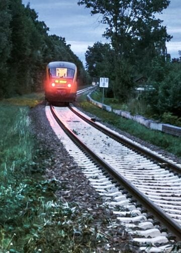 ODEG-Triebwagen auf der Bahnstrecke bei Kiekebusch