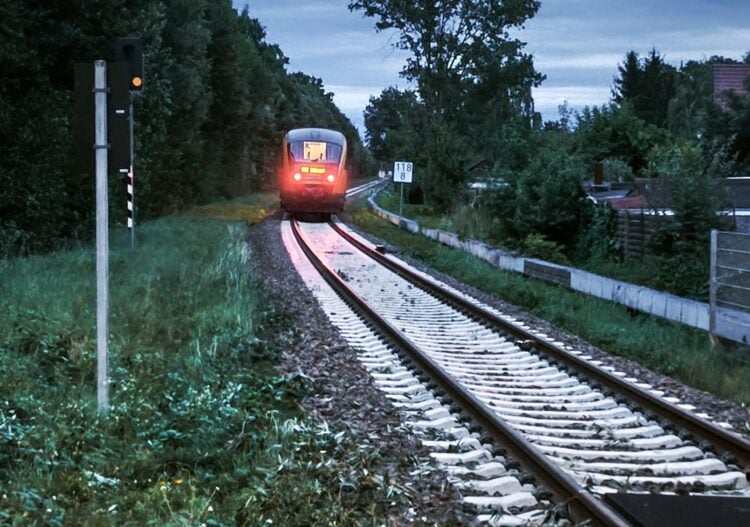 ODEG-Triebwagen auf der Bahnstrecke bei Kiekebusch