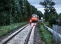 Bahn-Mitarbeiter in Warnweste an den Gleisen bei Kiekebusch