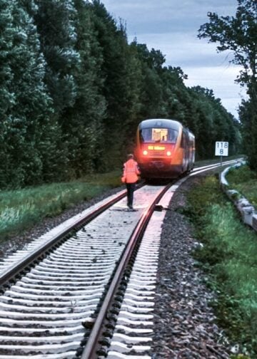 Bahn-Mitarbeiter in Warnweste an den Gleisen bei Kiekebusch