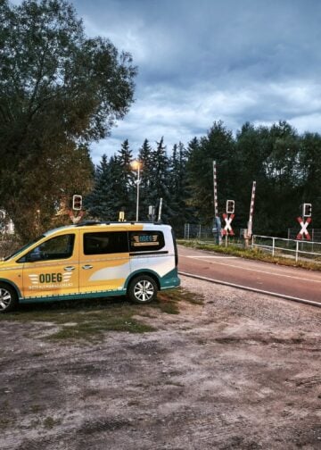 ODEG-Servicefahrzeug am Bahnübergang in Kiekebusch