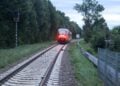 Stehender Triebwagen auf der Strecke Cottbus–Spremberg
