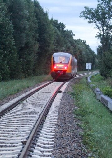 Stehender Triebwagen auf der Strecke Cottbus–Spremberg