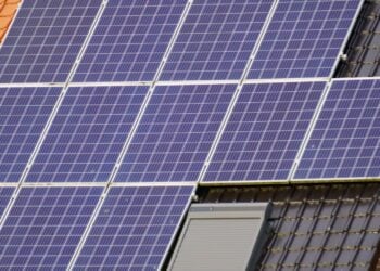 Photovoltaikmodule auf einem roten Ziegeldach