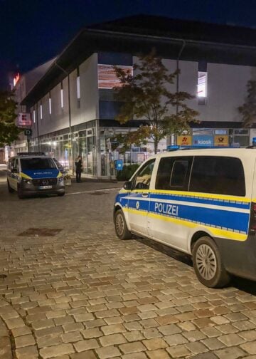 Polizeifahrzeuge auf der Promenade in Forst