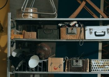 Metallregal mit Kisten, Koffern und Werkzeug in einem Kellerraum