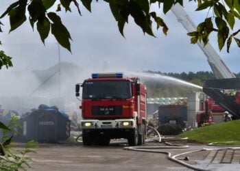 Feuerwehrfahrzeug im Löscheinsatz auf der Recyclinganlage in Cottbus-Saspow