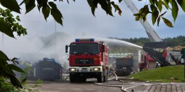 Feuerwehrfahrzeug im Löscheinsatz auf der Recyclinganlage in Cottbus-Saspow