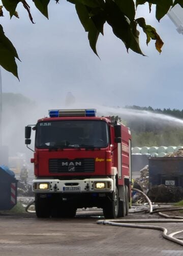 Feuerwehrfahrzeug im Löscheinsatz auf der Recyclinganlage in Cottbus-Saspow