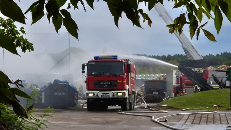 Feuerwehrfahrzeug im Löscheinsatz auf der Recyclinganlage in Cottbus-Saspow