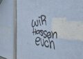 Schriftzug „Wir hassen euch" an der Fassade des Regenbogenkombinats in Cottbus