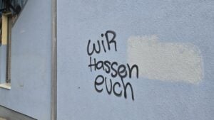 Hakenkreuze und Hassbotschaft am Regenbogenkombinat in Cottbus