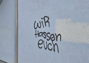 Schriftzug „Wir hassen euch" an der Fassade des Regenbogenkombinats in Cottbus