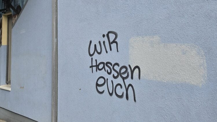 Schriftzug „Wir hassen euch" an der Fassade des Regenbogenkombinats in Cottbus