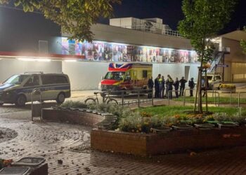 Polizei und Rettungsdienst vor dem Kaufland an der Promenade in Forst