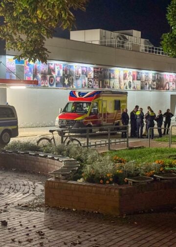 Polizei und Rettungsdienst vor dem Kaufland an der Promenade in Forst