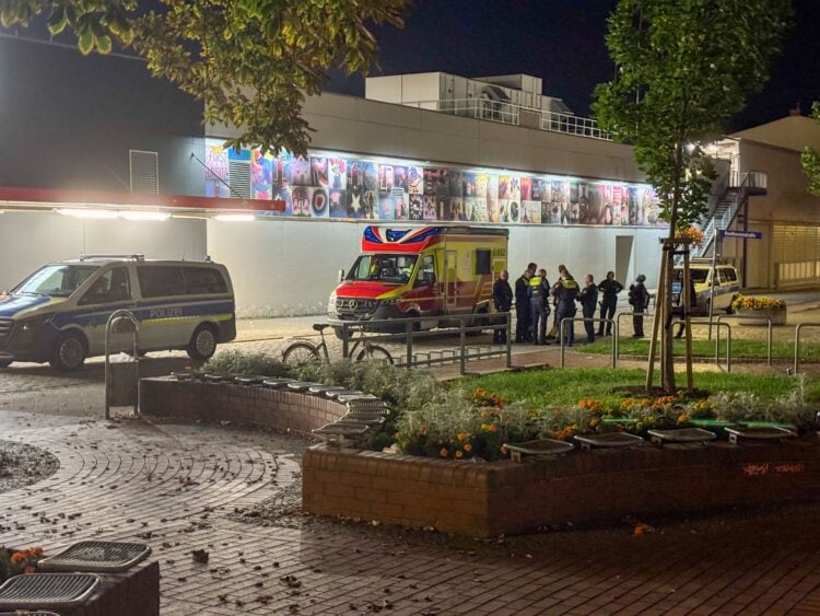 Polizei und Rettungsdienst vor dem Kaufland an der Promenade in Forst