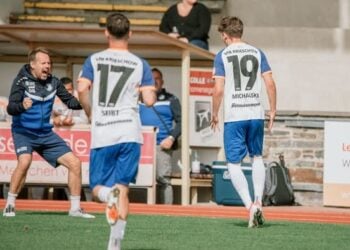 Toby Michalski jubelt nach seinem Ausgleichstreffer, daneben Mitspieler Seibt und die jubelnde Bank