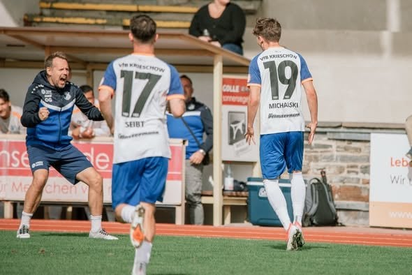 Toby Michalski jubelt nach seinem Ausgleichstreffer, daneben Mitspieler Seibt und die jubelnde Bank