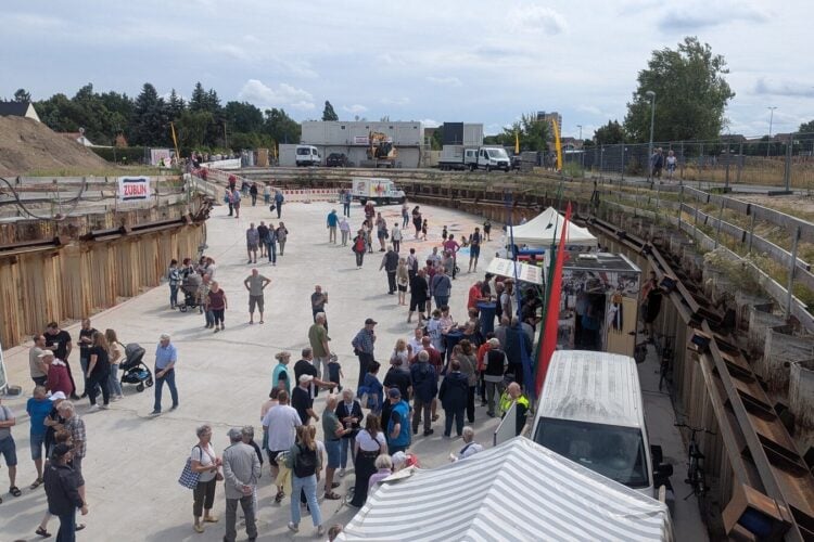 Besucher im Trog der Baustelle am Nordkopf in Lübbenau
