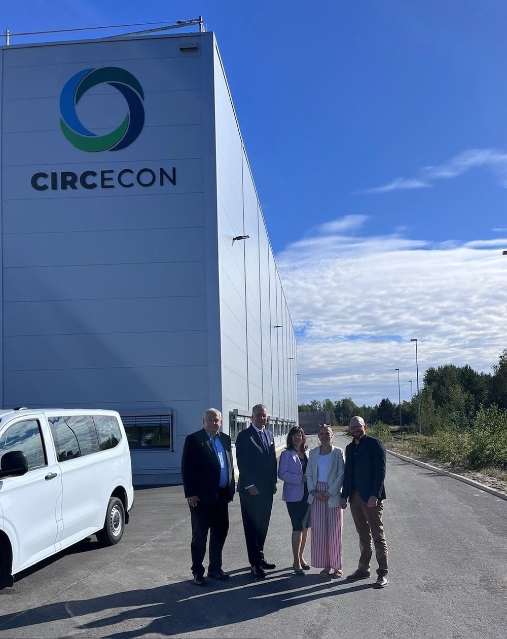 Besuchergruppe vor dem Gebäude des CircEcon im Industriepark Schwarze Pumpe