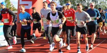 Läuferinnen und Läufer beim Start des 52. Cottbuser Oktoberlaufs