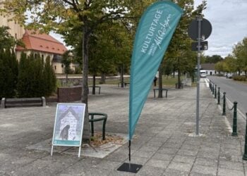 Fahne und Aufsteller der Günter Grass Kulturtage auf einem Platz in Altdöbern