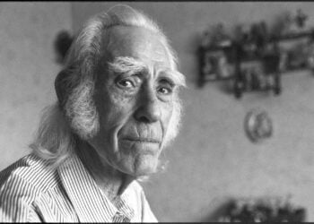 Schwarz-Weiß-Porträt des Torgauer Puppenspielers Harry Hänel
