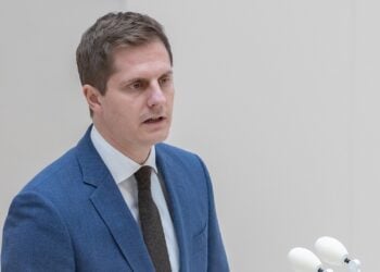 Benjamin Grimm im blauen Anzug am Rednerpult des Landtags Brandenburg