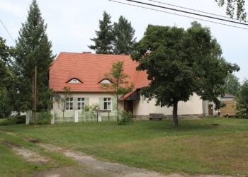 Denkmalgeschütztes altes Schulgebäude in Schwarzenburg, Gemeinde Heideblick