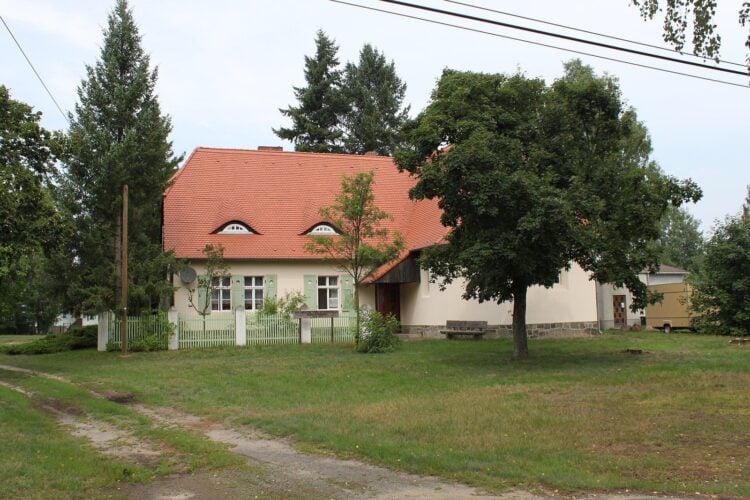Denkmalgeschütztes altes Schulgebäude in Schwarzenburg, Gemeinde Heideblick