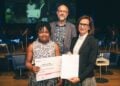 Oyindamola Depo Oyedokun mit Urkunde, Prof. Lars Enghardt und Prof. Gesine Grande
