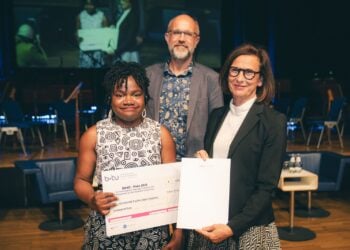 Oyindamola Depo Oyedokun mit Urkunde, Prof. Lars Enghardt und Prof. Gesine Grande