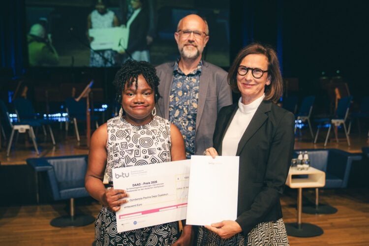 Oyindamola Depo Oyedokun mit Urkunde, Prof. Lars Enghardt und Prof. Gesine Grande
