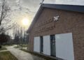 Backsteingebäude mit dem Schriftzug Kinderhaus Pusteblume in Burg (Spreewald)