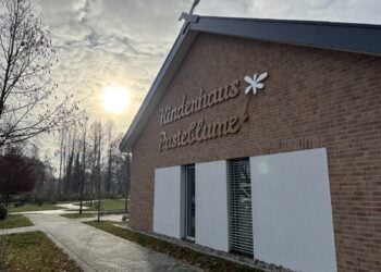 Backsteingebäude mit dem Schriftzug Kinderhaus Pusteblume in Burg (Spreewald)