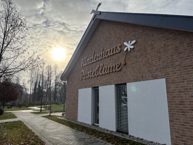 Backsteingebäude mit dem Schriftzug Kinderhaus Pusteblume in Burg (Spreewald)