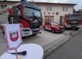 Rüstwagen, Kommandowagen und Löschfahrzeug mit Tannengirlanden vor dem Feuerwehrgerätehaus Calau