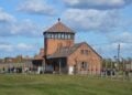 Torgebäude des ehemaligen Lagers Auschwitz-Birkenau