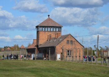 Torgebäude des ehemaligen Lagers Auschwitz-Birkenau