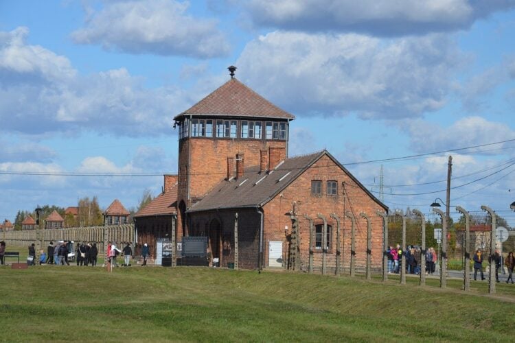 Torgebäude des ehemaligen Lagers Auschwitz-Birkenau