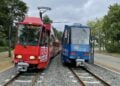 Zwei Straßenbahnen von Cottbusverkehr auf einem Gleis in Cottbus