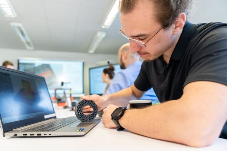 Teilnehmer eines Workshops zu additiven Fertigungsverfahren im chesco in Cottbus