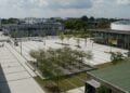 Blick von oben auf den gepflasterten zentralen Platz des BTU-Campus mit Baumreihen und Gebäuden