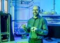 Forscher Heinrich Engelke hält im Labor eine kompakte Hyperspektralkamera mit Kabel in den Händen