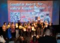Preisträger und Nominierte des Gondula Award 2025 auf der Bühne der Kammerbühne Cottbus