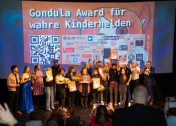 Preisträger und Nominierte des Gondula Award 2025 auf der Bühne der Kammerbühne Cottbus